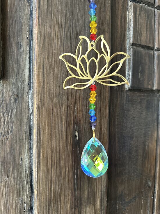 ČAKRU LOTUS ZELTA | SAULES ĶĒRĀJS