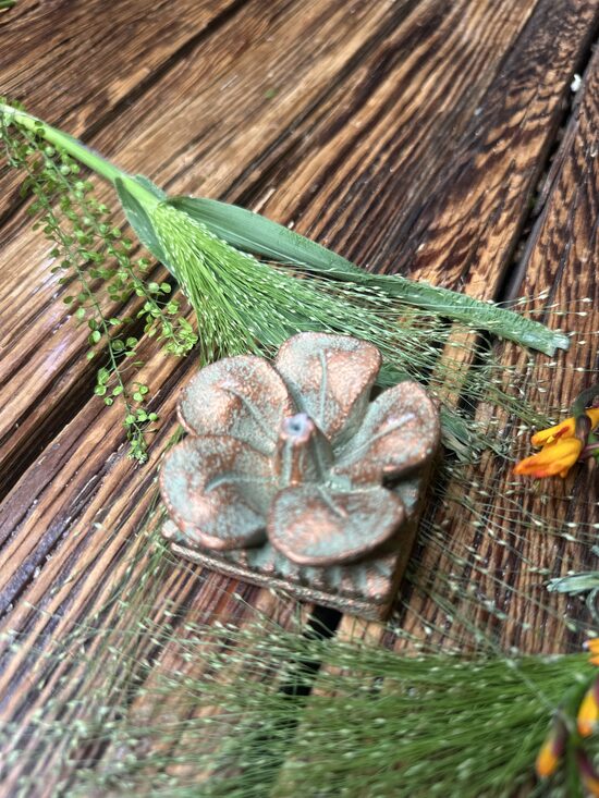 FRANGIPANI ZIEDA VĪRAKA TURĒTĀJS (GAIŠI ZAĻŠ AR BRONZU TONIS)