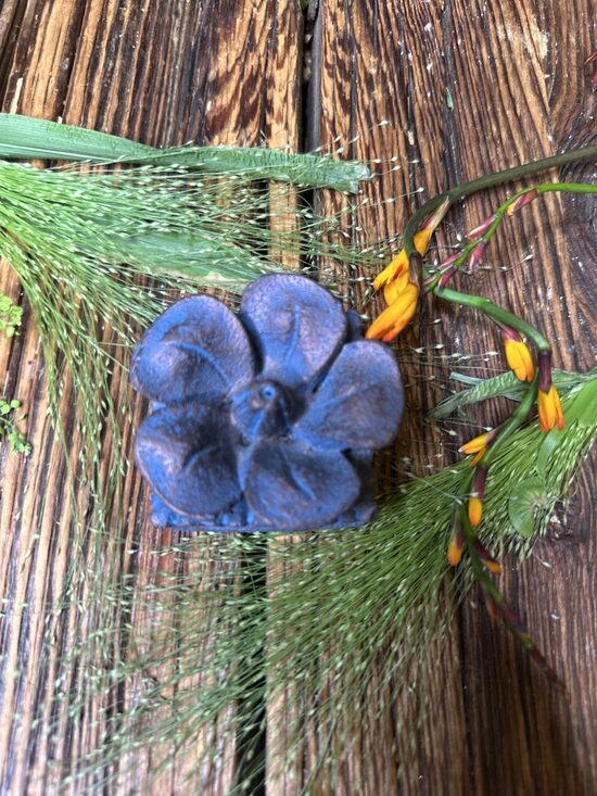 FRANGIPANI ZIEDA VĪRAKA TURĒTĀJS (ZILS AR BRONZU TONIS)