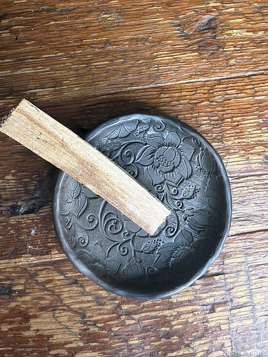 Palo Santo un kvēpekļu svepētā māla trauks 