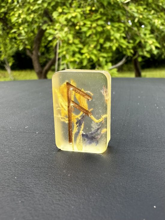 RŪNU TALISMANS ANSUZ. GUDRĪBAI, IEDVESMAI UN SKAIDRAI SAZIŅAI