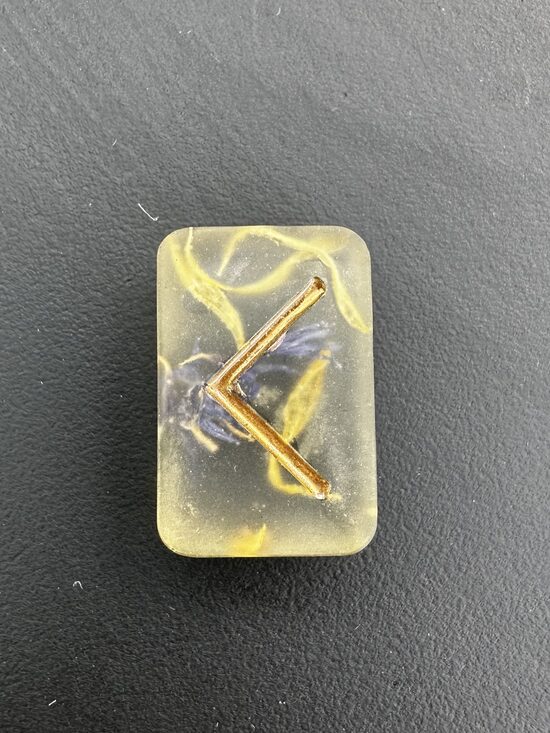 RŪNU TALISMANS KENAZ. RADOŠUMAM, IEDVESMAI UN IEKŠĒJAI GAISMAI