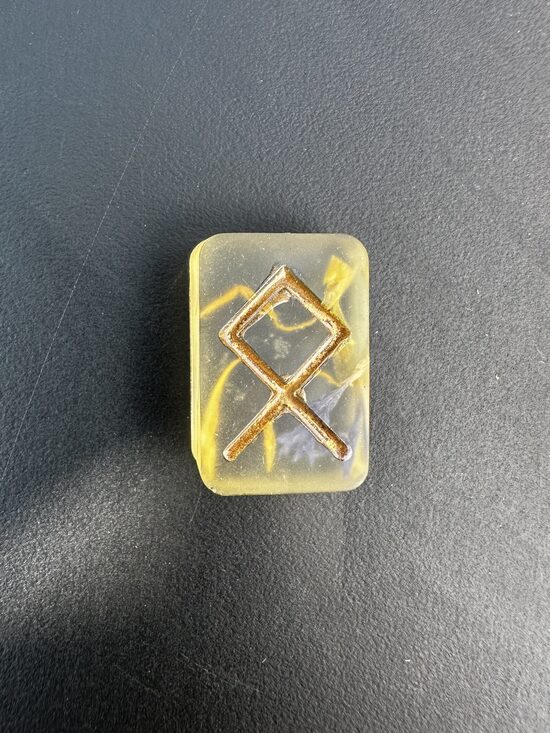 RŪNU TALISMANS OTHALA. DZIMTAS SPĒKAM, SAKNĒM UN PIEDERĪBAI