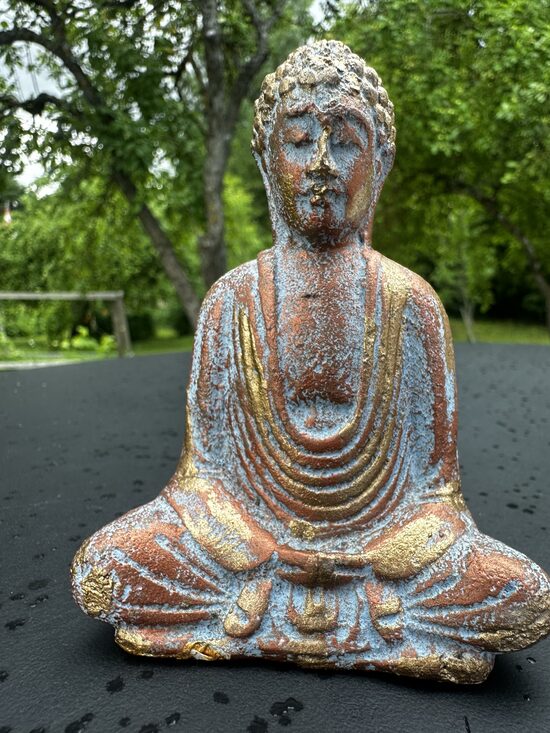 BUDAS FIGŪRA – MIERA KLĀTBŪTNE (AR PLĀKSTERI)