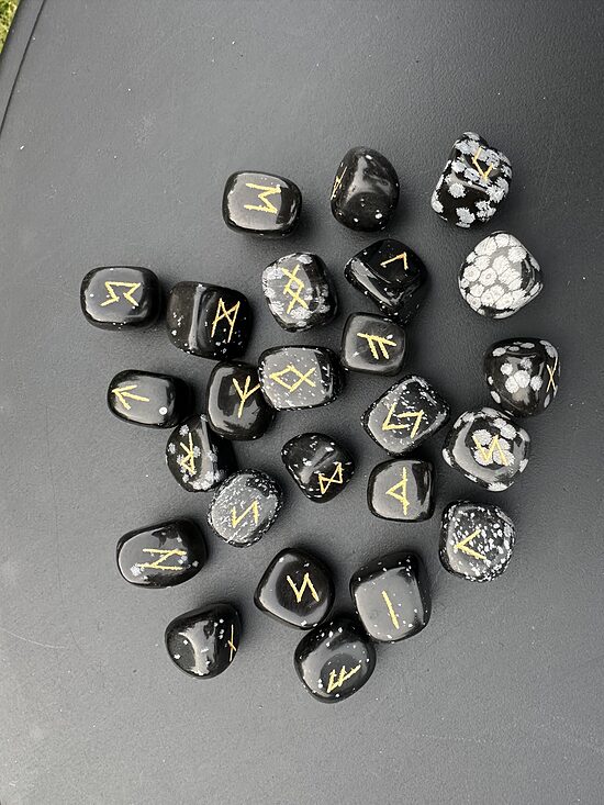 SNIEGPĀRSLU OBSIDIĀNA RŪNAS | 280–290 g