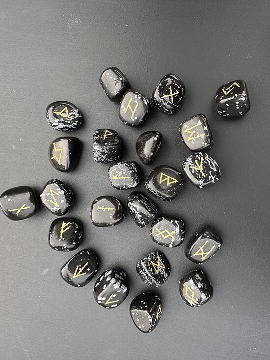 SNIEGPĀRSLU OBSIDIĀNA RŪNAS | 251 g