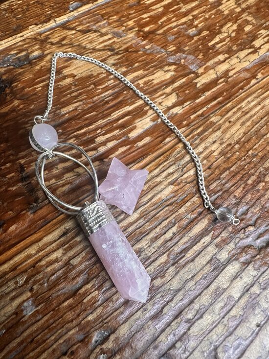 SVĀRSTS AR ROŽU KVARCA KRISTĀLIEM- Liels (defekts)