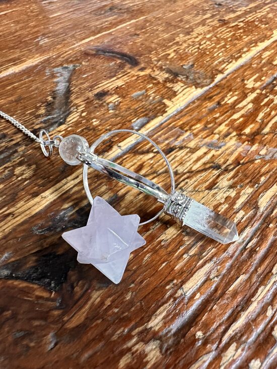 SVĀRSTS AR ROŽU UN TĪRĀKVARCA KRISTĀLIEM- vidējs (defekts)