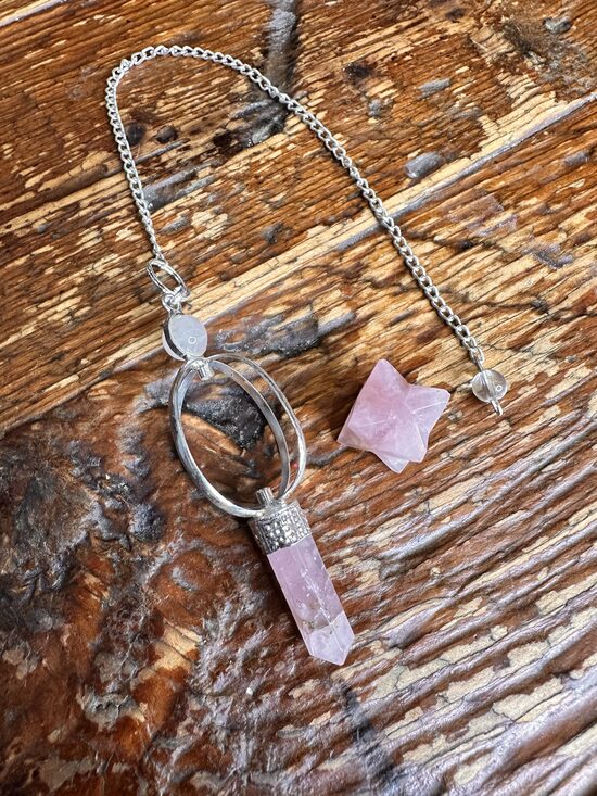 SVĀRSTS AR ROŽU KVARCA KRISTĀLIEM- vidējs (defekts)