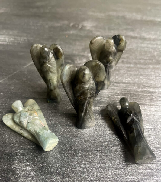 LABRADORĪTA EŅĢELIS