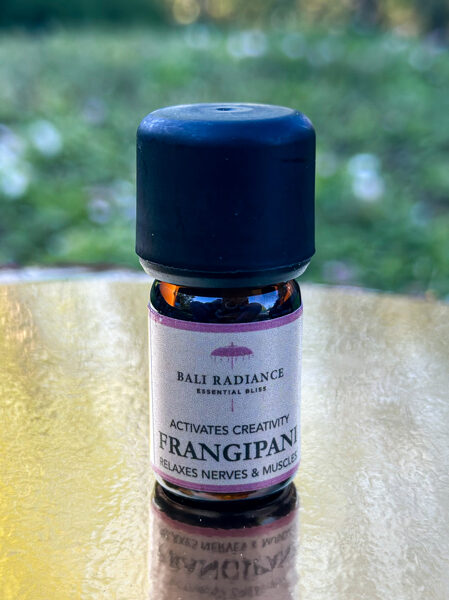 FRANGIPANI ĒTERISKĀ EĻĻA